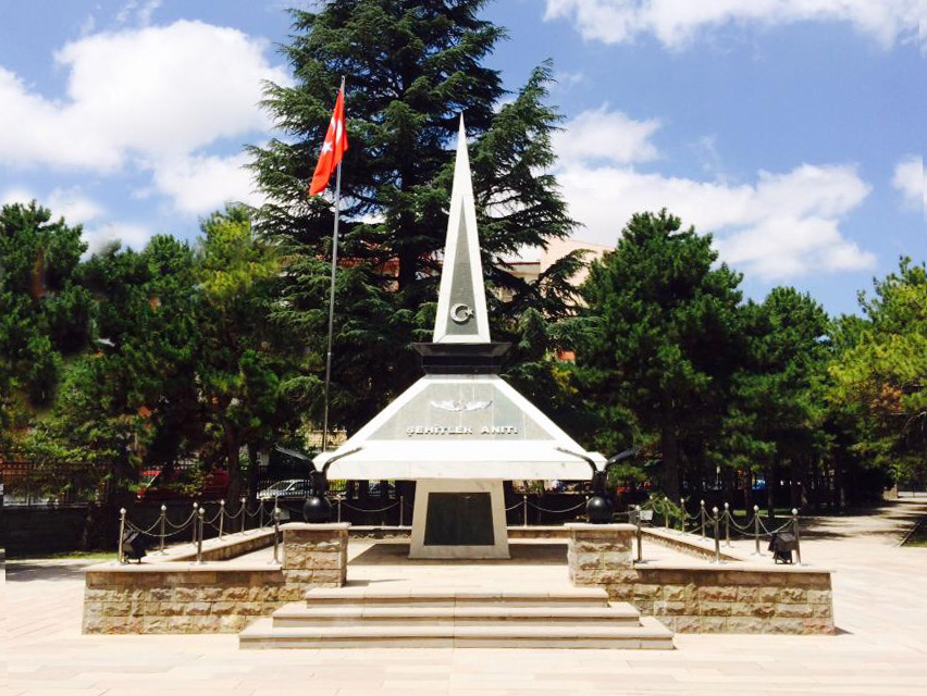 Eskişehir Hava Şehitliği anıtı